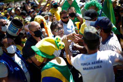 Algunos periodistas y fotógrafos fueron agredidos por los seguidores de Bolsonaro (REUTERS/Ueslei Marcelino)