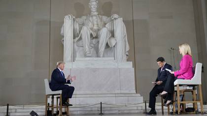 Trump respondió las preguntas de los ciudadanos en un estudio montado junto a la impresionante estatua de Abraham Lincoln