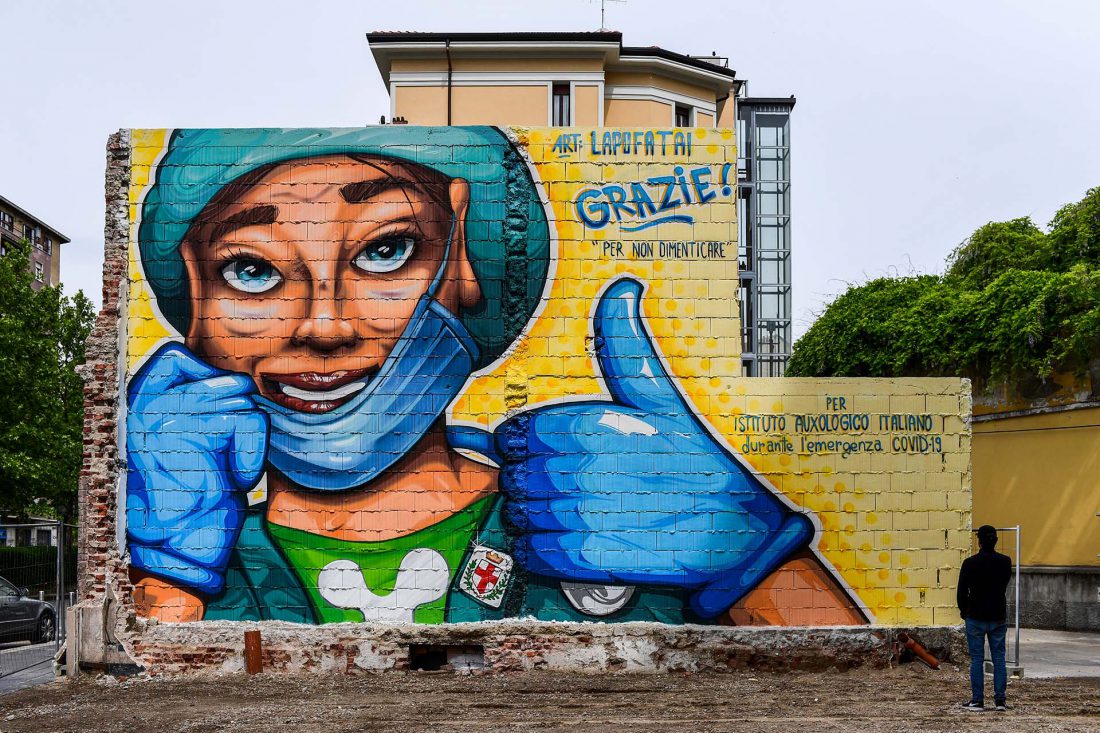Un mural pintado por el artista callejero Lapo Fatai en honor a los médicos que trabajan en el hospital Auxological San de Milán, Italia,