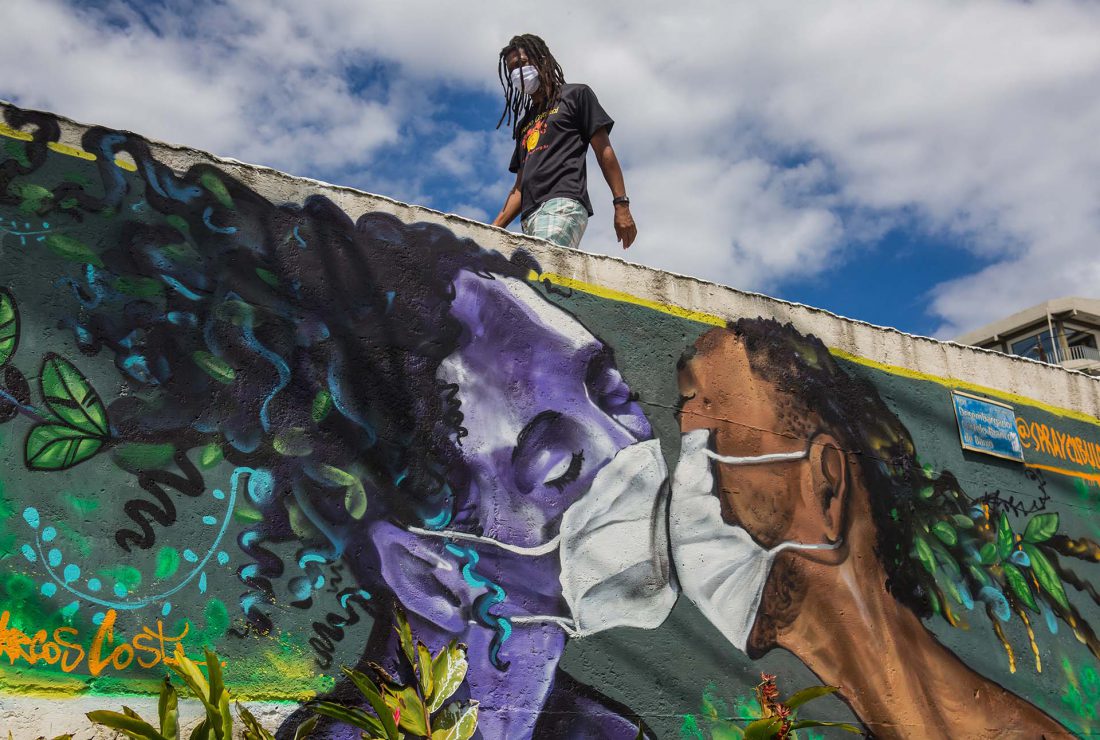 Un graffiti del artista Marcos Costa, también conocido como Spraycabuloso, en el ingreso de la favela Solar de Unhao, en Salvador de Bahía, Brasil.