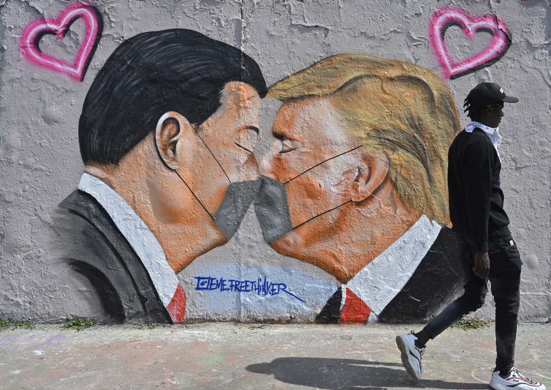 Un mural con los presidentes de China y Estados Unidos, XI Jinping y Donald Trump, obra del artista Eme Freethinker en Berlí, Alemania. 