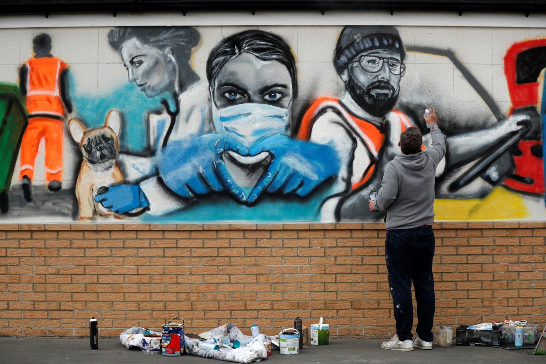 Un artista termina su obra en homenaje a los trabajadores de la salud pública en el Marske Cricket Club del RFeino Unido.