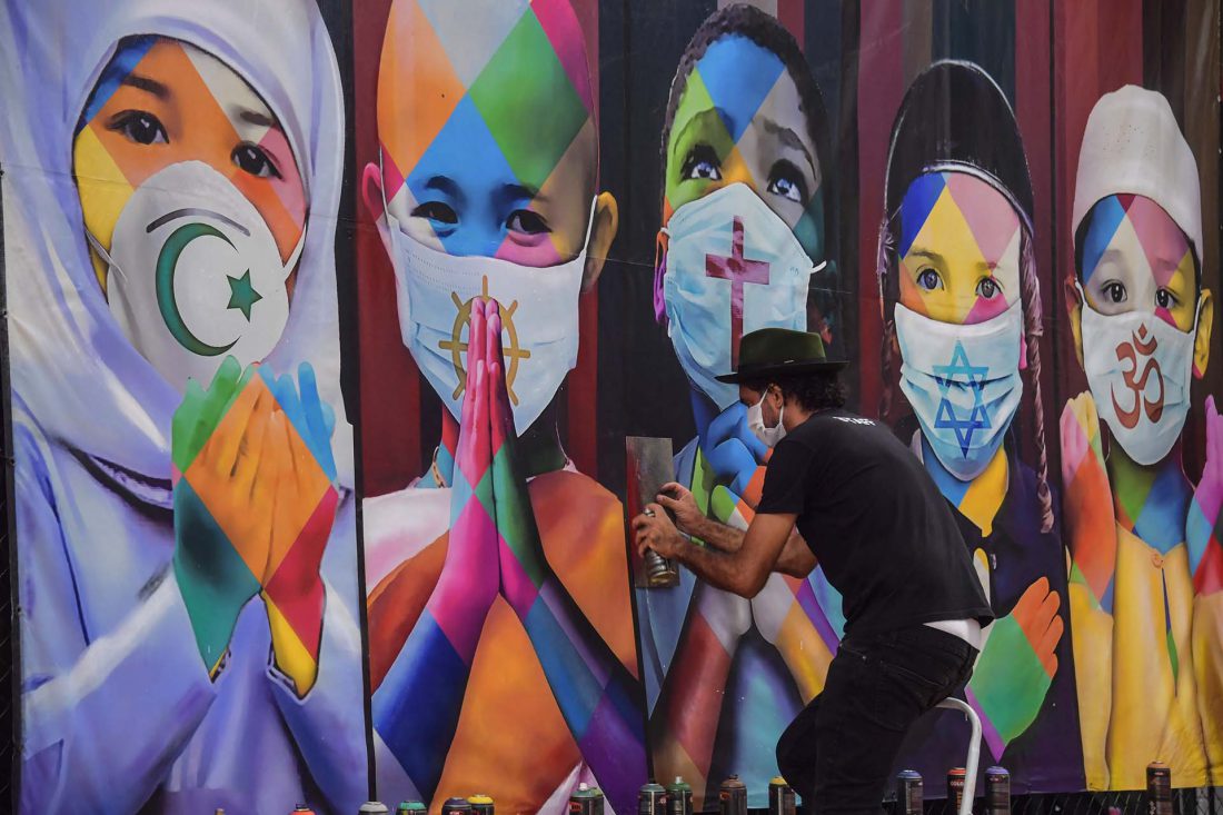 El artista brasileño Eduardo Kobra termina su mural 