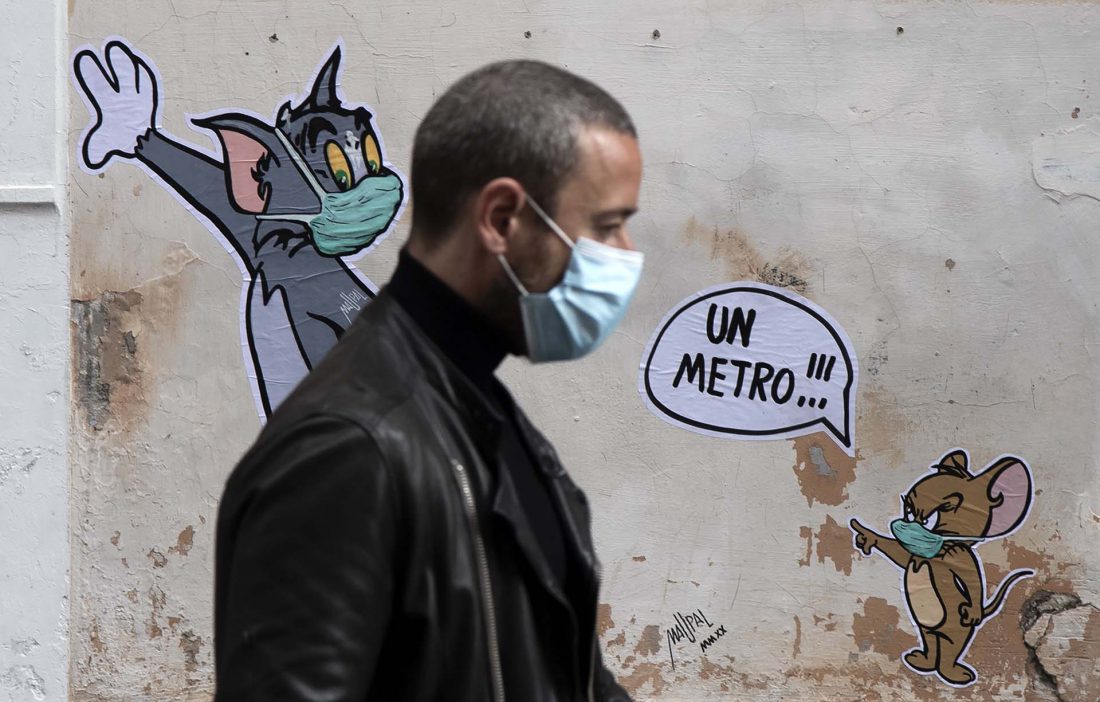 Un hombre pasa frente a un mural del artista Maupal que homenajea a los legendarios Tom y Jerry en una calle de Roma. 
