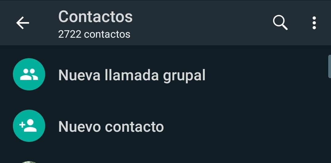 Presionar en la opción "nueva llamada grupal" y luego ir sumando los contactos. 