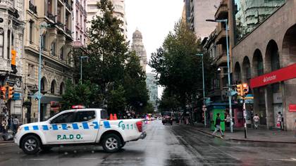 La emblemática avenida 18 de julio en el centro Montevideo, con el tráfico limitado por la cuarentena (Catalina Weiss)