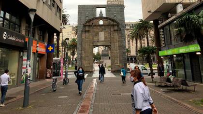 Abundan los barbijos en el centro de Montevideo, frente a la plaza Independencia (Catalina Weiss)