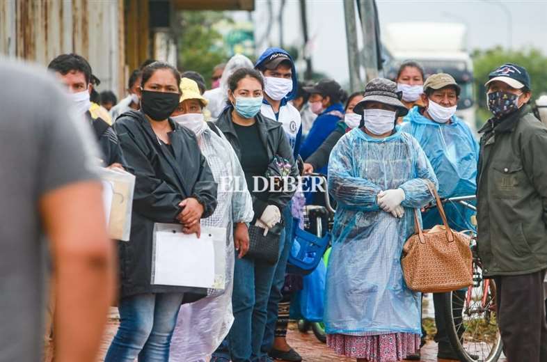 En las entidades financieras se perciben aglomeraciones, el Gobierno pide evitarlas. Foto: Jorge Uechi