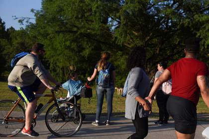 Crowds gather at Buffalo Bayou Park as social distancing guidelines to curb the spread of the coronavirus disease (COVID-19) are relaxed in Houston, Texas, U.S. May 4, 2020. REUTERS/Callaghan O'Hare