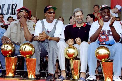 Michael Jordan junto a Rodma, Pippen y Phil Jackson, claves en el segundo tricampeonato de los Bulls