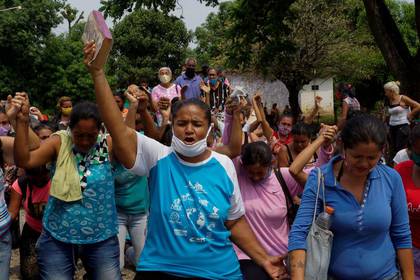 Familiares de internos protestan fuera de la penitenciaría de Los Llanos luego de un motín dentro de la prisión que dejó a decenas de muertes 