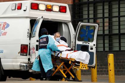 Paramédicos subiendo a un paciente a una ambulancia afuera del Elmhurst Hospital Center, durante la pandemia del COVID-19, la enfermedad causada por el coronavirus, en el distrito de Queens (Reuters)