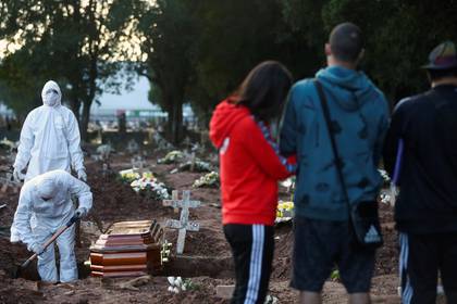 Escenas en un cementerio de Río de Janeiro. Foto: REUTERS/Pilar Olivares