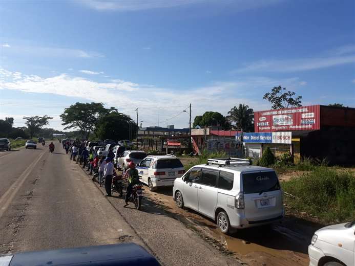 Filas por diésel y gasolina en Yapacaní