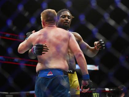 Sorprendieron los abrazos entre los peleadores (Jasen Vinlove-USA TODAY Sports)