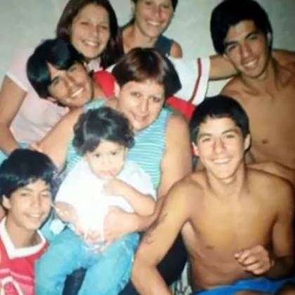 Luis Suárez junto a sus seis hermanos 