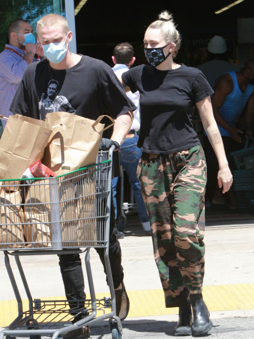 Miley Cyrus y Cody Simpson en Los Ángeles (Shutterstock)