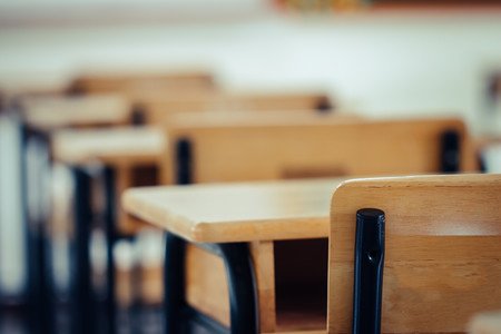 Mamparas entre pupitres, controles de temperatura y sin recreo: cómo está siendo la vuelta al cole en los países que ya están volviendo a las clases