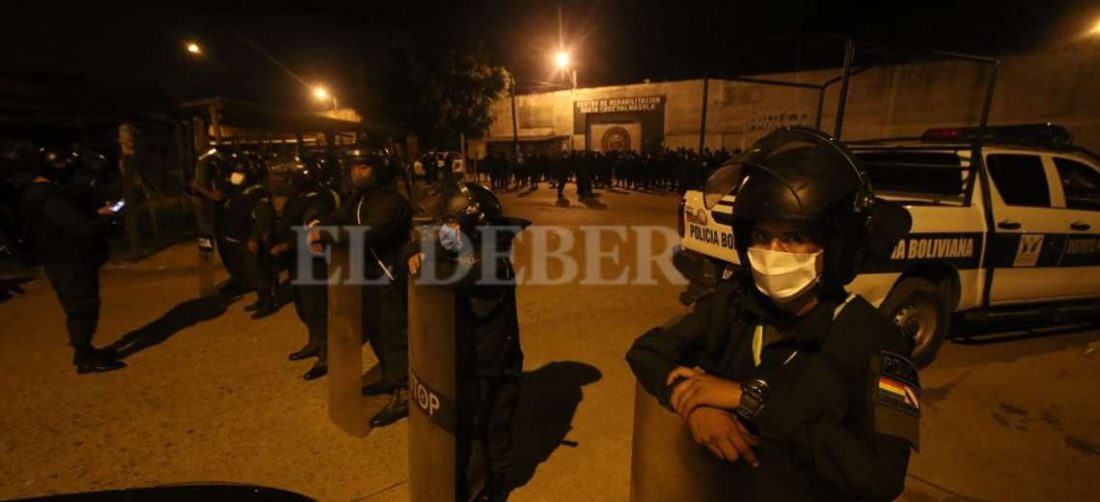 Policías en las afueras de la cárcel de Palmasola. Foto Jorge Gutiérrez 