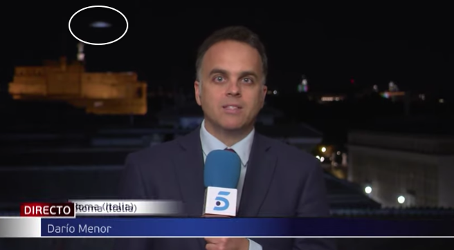 Momento en que el OVNI se cuela en las imágenes de Informativos Telecinco