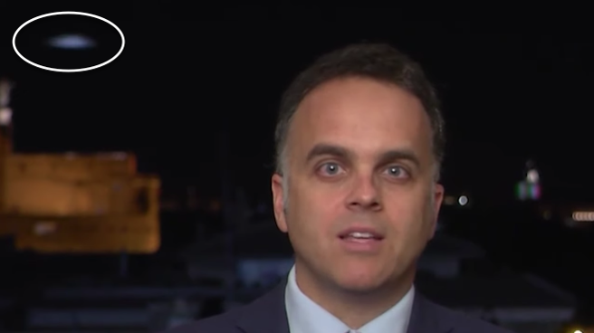 El reportero de Informativos Telecinco, Darío Menor, con el OVNI al fondo