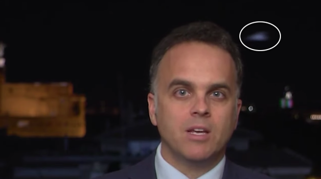Momento en que el OVNI desaparece tras el reportero de Informativos Telecinco