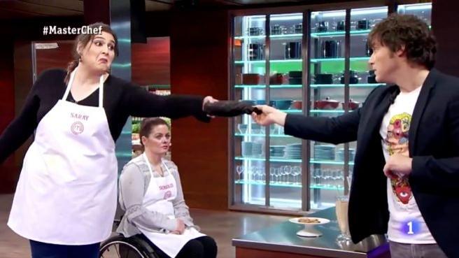 'MasterChef 8': Jordi Cruz entrega a Saray el delantal negro