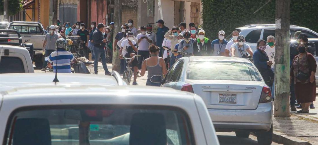 Las filas para comprar el medicamento son extensas. Foto: Jorge Uechi