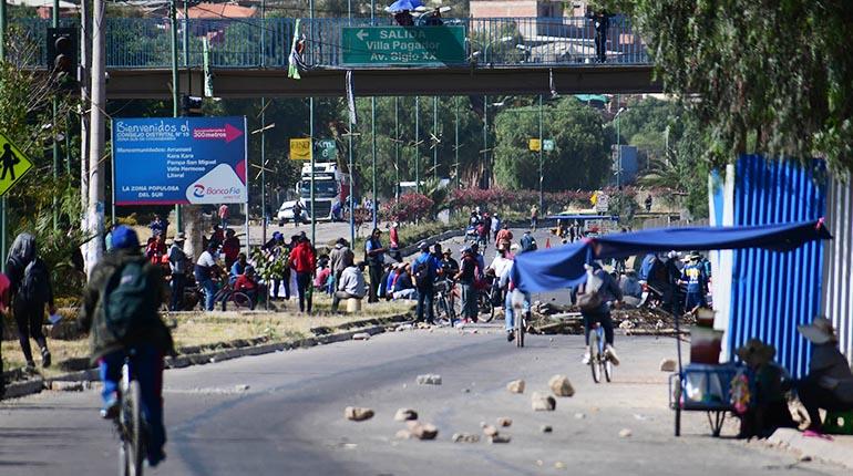 El bloqueo con barricadas en la avenida Petrolera. | Carlos López
