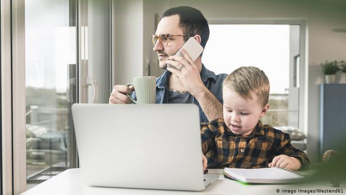 Symbolbild Homeoffice Familie Vater (imago Images/Westend61)