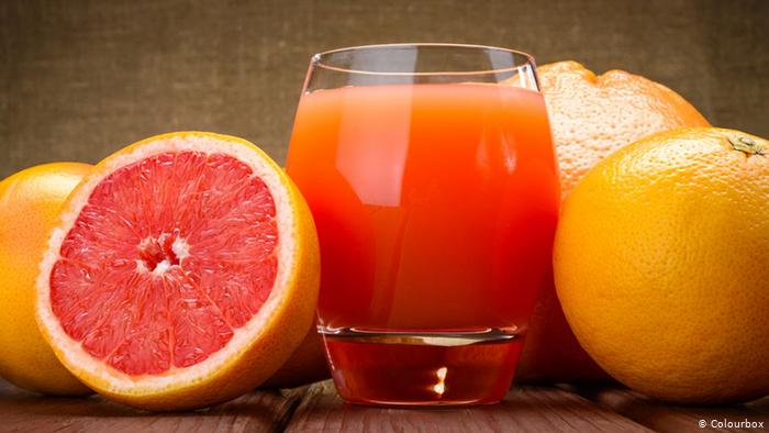 Un vaso con jugo de toronja