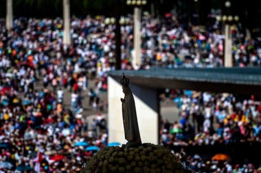 Una de las multitudinarias peregrinaciones a la virgen de Fátima en su santuario en Portugal