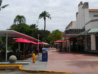 La famosa calle Lincoln, en el centro de Miami Beach, vacía durante la cuarentena