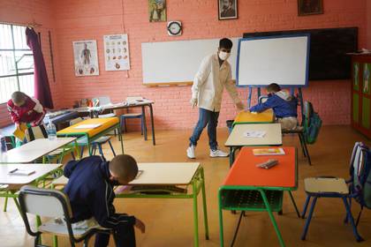 El maestro Sergio Ferrao termina una clase en la Escuela 30, un establecimiento rural de San José, Uruguay (REUTERS/Mariana Greif)