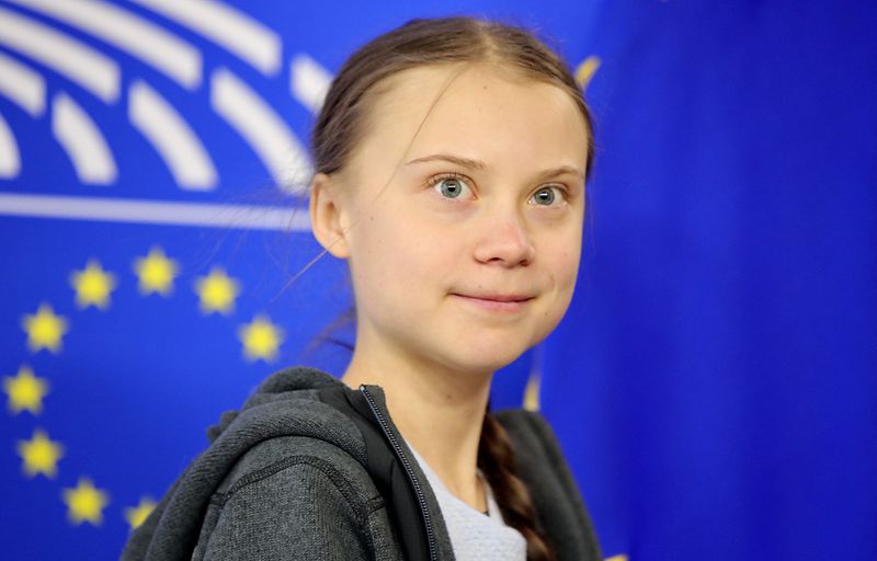 ARCHIVO - La activista climática sueca Greta Thunberg llega a una reunión del Consejo de Medio Ambiente en el Parlamento Europeo en Bruselas, el miércoles 4 de marzo.