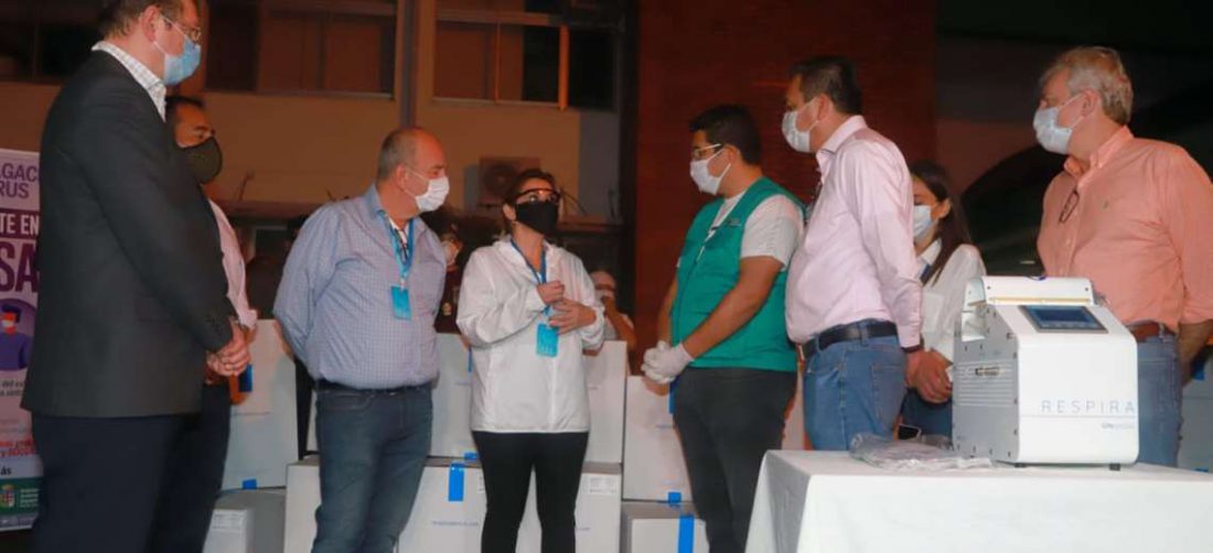 La mandataria Jeanine Áñez hizo entrega de los respiradores anoche en Santa Cruz