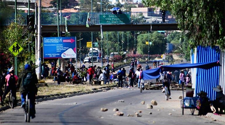 El bloqueo en la av. Petrolera, en la entrada al botadero y el centro de salud. | Carlos López