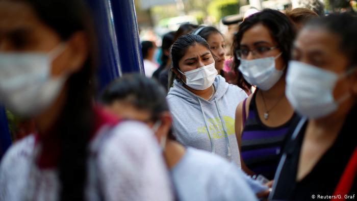 Personas con cubrebocas ante el Instituto Nacional de Enfermedades Respiratorias.
