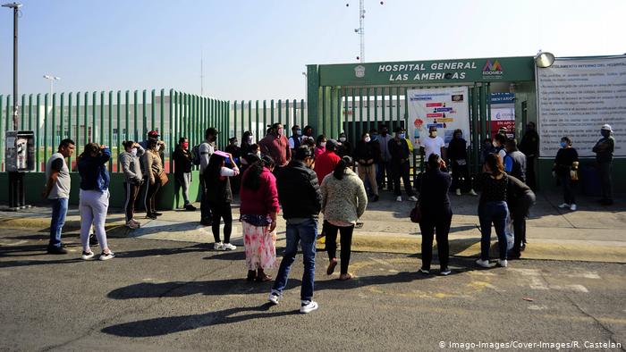 Familiares de pacientes infectados con Covid-19 aguardan afuera del hospital general Las Américas, en Ecatepec, en donde el personal médico sufrió agresiones a principios de mayo. 