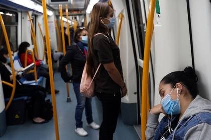 Pasajeros con mascarillas en un vagón de metro durante el primer día en el que el uso de mascarillas es obligatorio en el transporte público durante el brote de la enfermedad del nuevo coronavirus (REUTERS/Susana Vera)