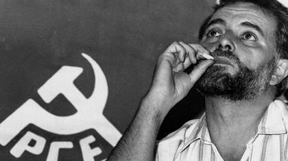 Imagen de archivo datada el 28 de septiembre de 1989 de Julio Anguita en Anchuras (Ciudad Real). Anguita ha fallecido este sábado a los 78 años en su Córdoba natal. Maestro de profesión, siempre trató de llevar a la política su faceta educadora y se caracterizó por elaborar sus discursos y alianzas parlamentarias en base a una idea clara y concisa: "programa, programa, programa". EFE/José Luis Pérez 
