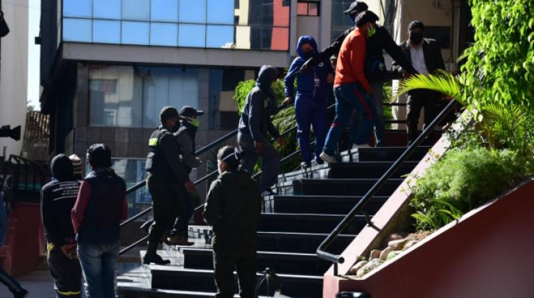 Aprehendidos llegan a su audiencia. | Carlos López