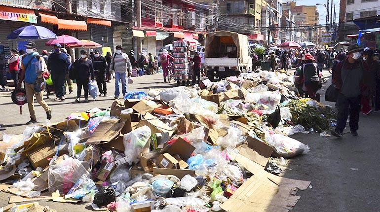 Gran cantidad de basura regada en La Cancha. | Hernán Andia