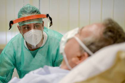 Desde que se registrara el primer caso de contagio local, el 21 de febrero pasado, Italia ha registrado 224.760 contagios, lo que supone un incremento en las últimas 24 horas de 875 respecto a las 789 infecciones del viernes (EFE/EPA/CIRO FUSCO/Archivo)