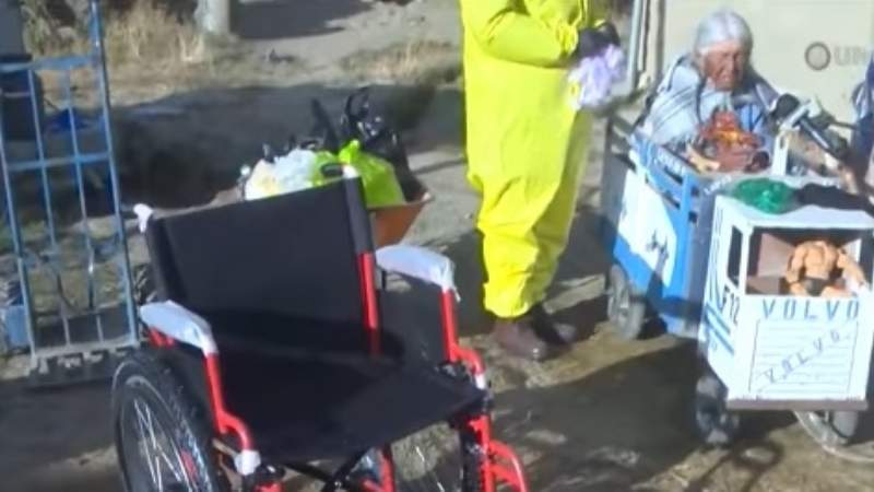 Anciana que se trasladaba en un carro de juguete recibe silla de ruedas