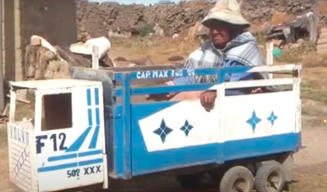 Andrea Mamani, es una abuelita de 94 años, que se trasladaba en un camión de juguete de su casa a la ciudad para cobrar el bono.