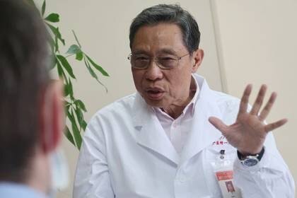 Zhong Nanshan, jefe del equipo de la Comisión Nacional de Salud que investiga el nuevo brote de coronavirus, asiste a una entrevista con Reuters en Guangzhou, provincia de Guangdong, China, el 11 de febrero de 2020. REUTERS/Thomas Suen