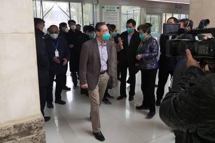 Zhong Nanshan, un experto en respiración y jefe del equipo de la comisión de salud que investiga el brote del nuevo coronavirus, visita el hospital Jinyintan, donde se trata a los pacientes con neumonía causada por la nueva cepa de coronavirus, en Wuhan, el pasado 19 de enero (Reuters)