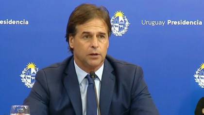 El presidente de Uruguay, Luis Lacalle Pou, anunció el jueves una rebaja por dos meses de jubilaciones y salarios de funcionarios públicos para la creación de un fondo dirigido a cubrir los gastos provocados por la pandemia de COVID-19.