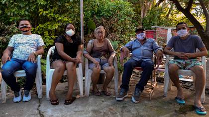 Familiares de María junto a ella en este difícil momento (MICHAEL DANTAS / AFP)